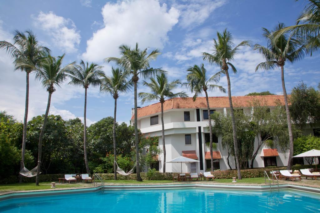 Trident Chennai Exterior foto The hotel's swimming pool