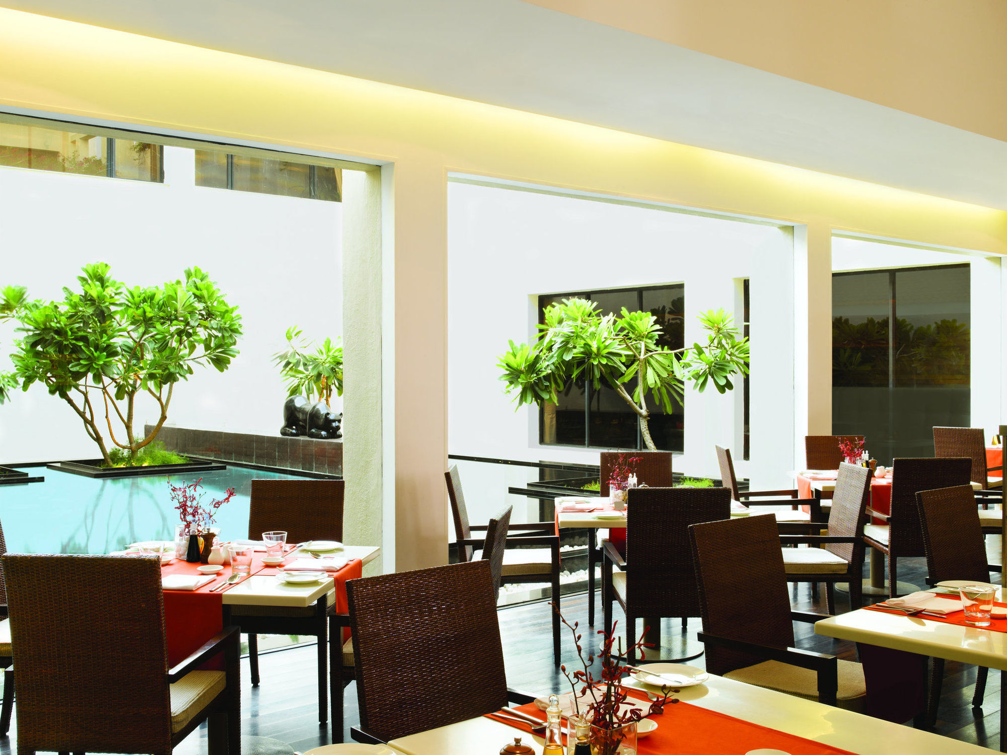 Trident Chennai Restaurante foto The interior of the restaurant