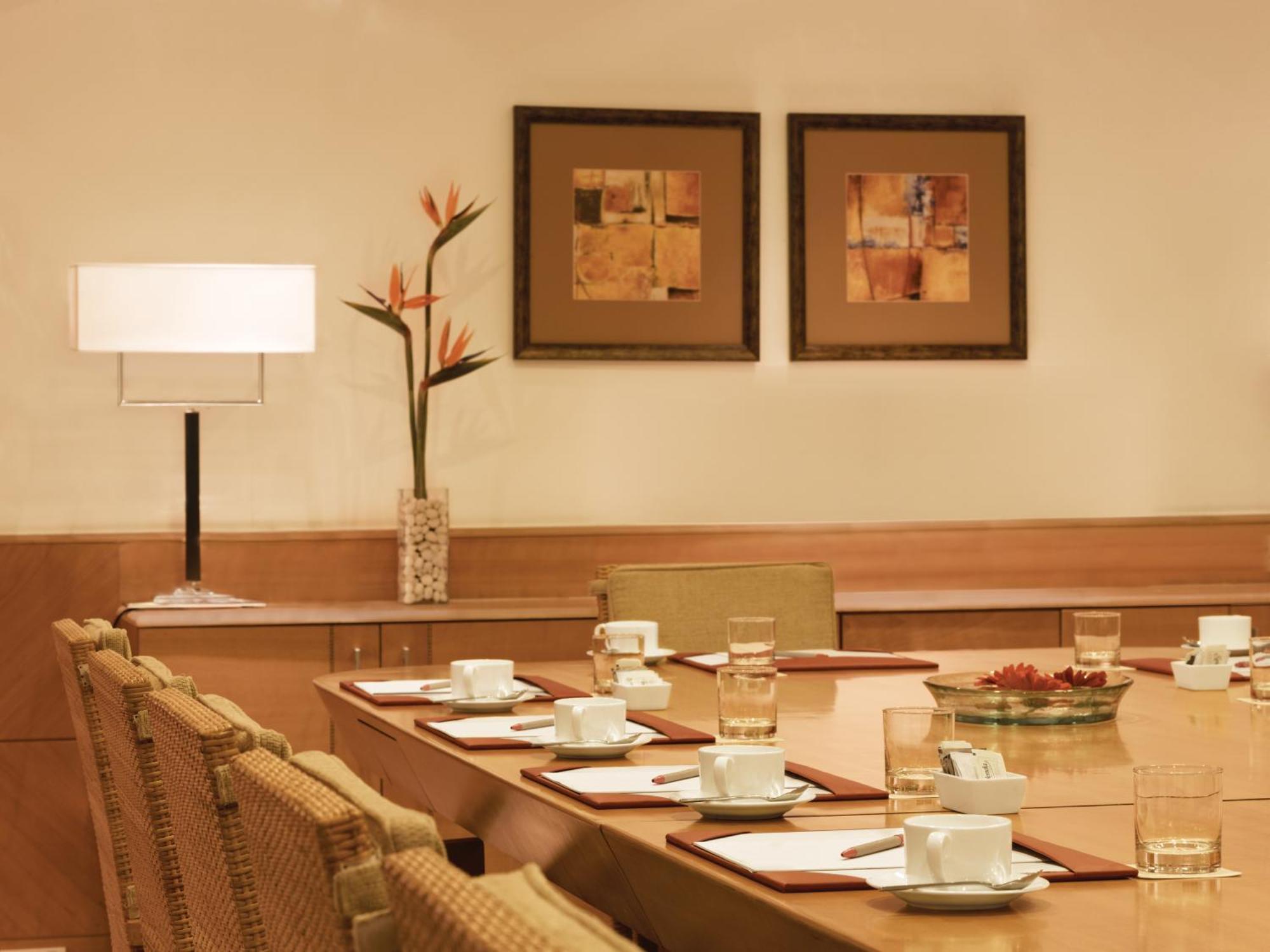 Trident Chennai Exterior foto Meeting room at the Taj Bengal