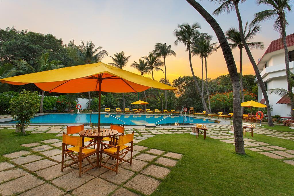 Trident Chennai Exterior foto The pool at the Taj Bengal