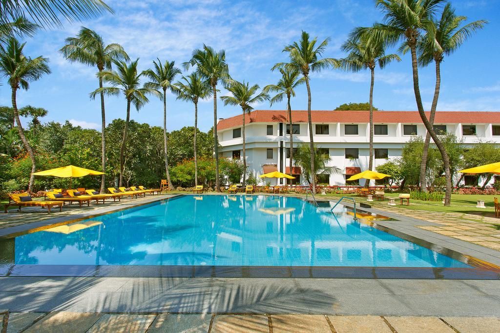 Trident Chennai Exterior foto The pool at the hotel
