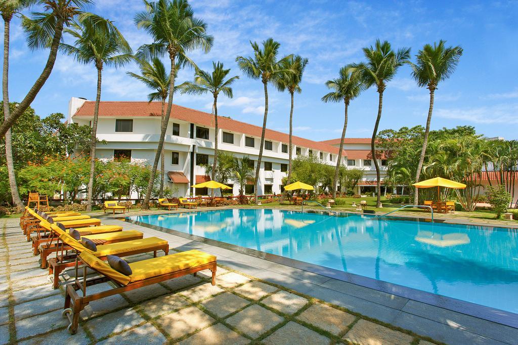 Trident Chennai Exterior foto The pool at the hotel